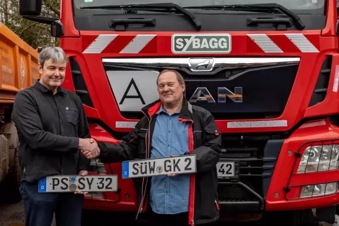 Sybagg-Inhaber Sandy Köhler (links) hat Peronal und Fuhrpark des Transportunternehmers Günther Kreb (rechts) übernommen.