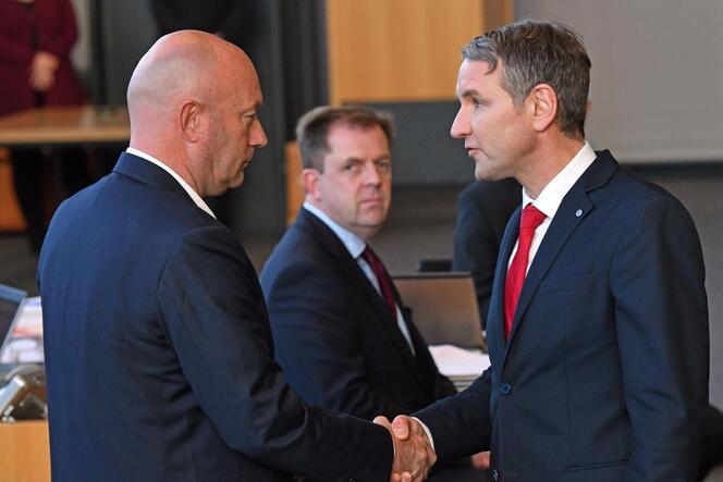 Tabubruch: Thomas Kemmerich (FDP, links) wurde 2020 mit dem Stimmen der AfD (hier gratuliert Fraktionschef Björn Höcke) – kurzze