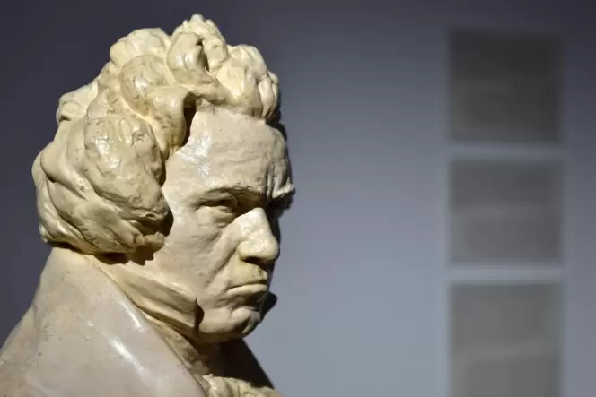 Eine Büste des deutschen Komponisten Ludwig van Beethoven im Beethoven Museum.
