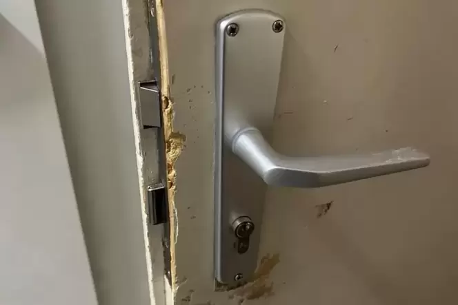 Der Mann hat die Tür aufgebrochen.