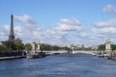 Die Brücke Pont Alexandre III, die die Seine in Paris überspannt.