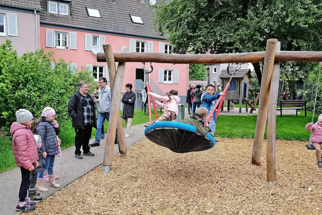 Erster Belastungstest: Kinder der Spiel- und Lernstube Brückenstraße haben den erneuerten Spielplatz gleich nach der Eröffnung a