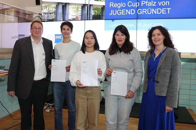 Das Siegerteam aus Heidelberg (von links): Maximilian Popov, Jessica Guo und Amelie Bindseil.