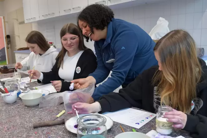 Praxistest: eine Schulklasse aus Enkenbach-Alsenborn beim Workshop »Mit Pflanzen färben«.