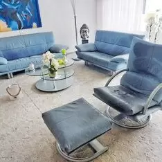 Ledersitzgarnitur 2-sitzige und 2,5-sitzig, Couch (170 + 195 cm) sowie Sessel mit Fußhocker Farbe Blau-Grau 750 €, auch einzeln.