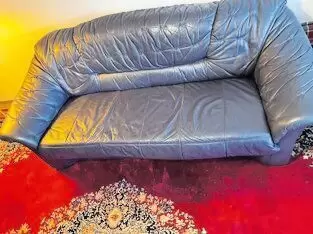 bestehend aus einer Couch (2,15 m breit) und zwei Sesseln zu verkaufen. Farbe mitternachtsblau. Sitzfläche der Couch ist an eine