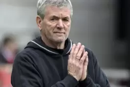 Rettungsanker Gebet? FCK-Coach Friedhelm Funkel beim 1:1 gegen Wehen Wiesbaden.