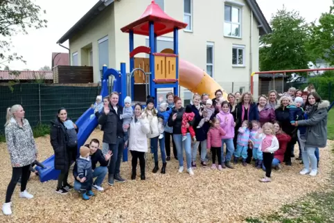Eine neue Generation von Hanhofenern: Junge Familien beim Neugeborenenempfang der Gemeinde auf dem Spielplatz im Silzweg.
