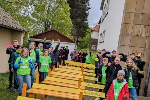 Kein Platz für Rassismus in der Region Nordpfalz: die 30 Kinder und Jugendlichen mit ihren Sitzbänken. 