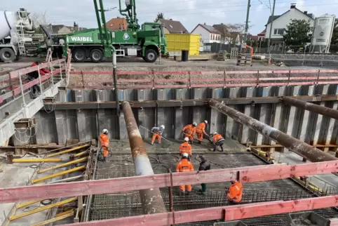 Vergleichbares Bauprojekt läuft in Schifferstadt: Arbeiter betonieren die Trogsohle der künftigen Abfahrt der Unterführung aus R