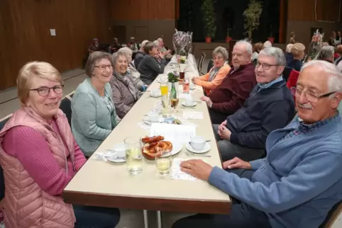 Treffen in der Heilsbruckhalle: Besucherinnen und Besucher des Seniorennachmittags der Gemeinde Harthausen. 
