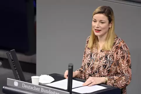 Isabel Mackensen-Geis bei einer Rede im Bundestag. 