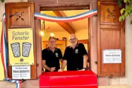 Schorle-Fenster beim Altstadtfest: Die Lions-Aktiven um Hanno Gerwin (links) und Günter Flory hoffen auf Erlöse für das Hilfswer
