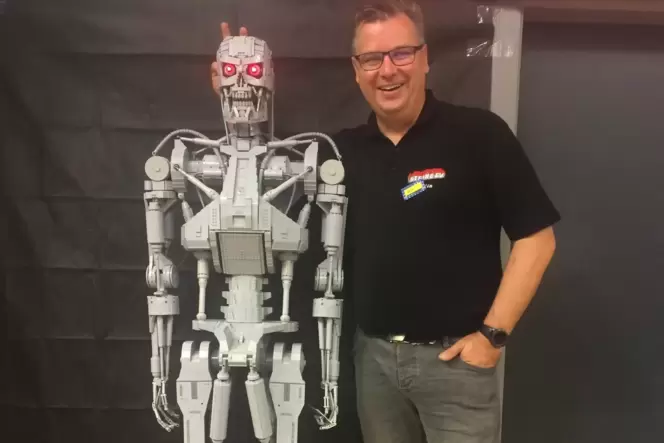 Martin Schild mit einem T-800 (bekannt aus der Terminator-Filmreihe) aus Lego.