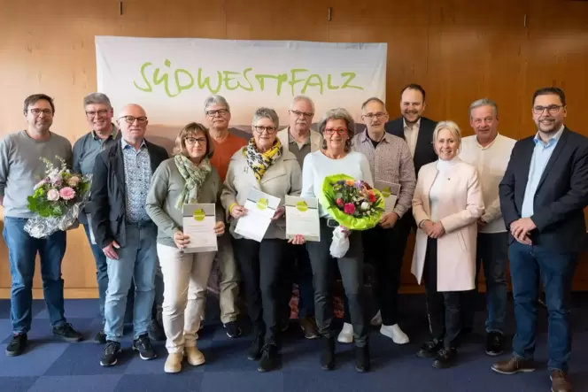 Nachzertifizierung Gastgeberbetriebe (von links): Volker Matheis (Südwestpfalz-Touristik), Michael Stöbener, Karl-Heinz Schnellb