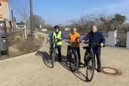 Appell für einen Radweg direkt am Rhein: Erhardt Vortanz, Werner Zink (beide ADFC) und Speyers Fahrradbeauftragter Karl-Heinz He