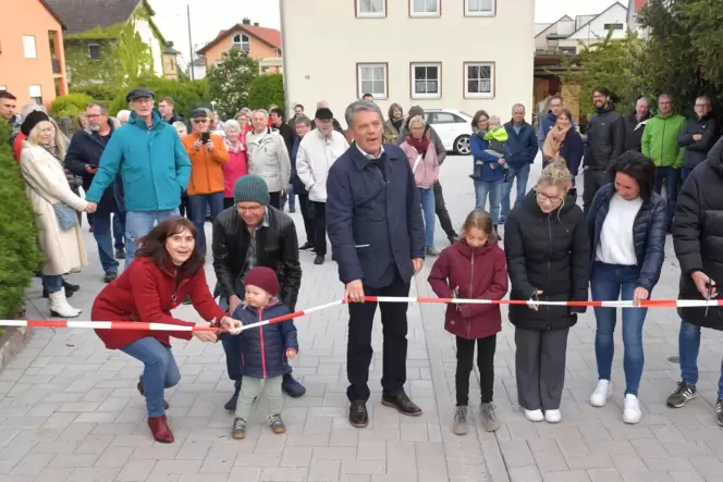 Kleine und große Anwohner halfen Ortsbürgermeister Karl Schäfer (MItte) und Verbandsbürgermeisterin Gabriele Flach (links) dabei