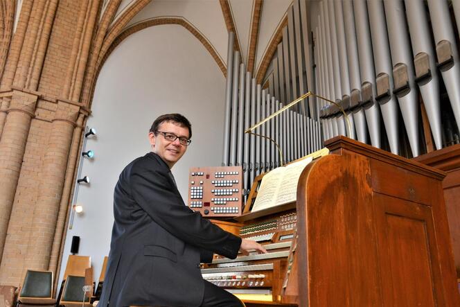 Bezirkskantor Tobias Martin an der Steinmeyer-Orgel der Apostelkirche.