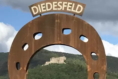 Mit Blick aufs Hambacher Schloss: Hufeisen am südlichen Ortseingang von Diedesfeld. 