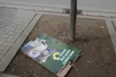 Ein abgerissenes Plakat der Grünen in der Hauptstraße.