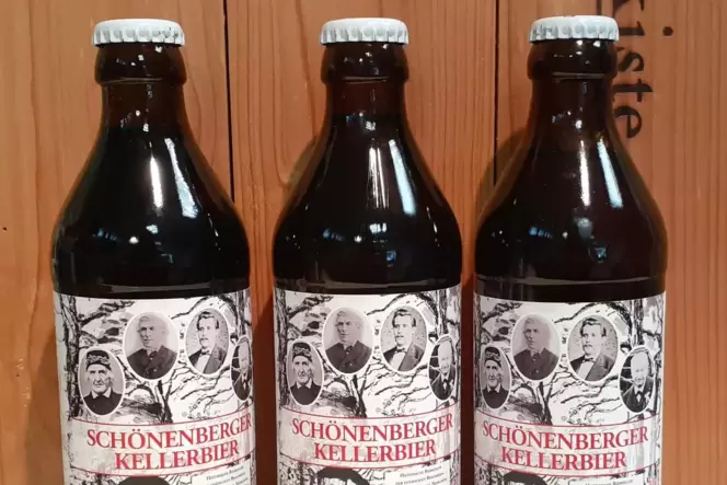 Die ehemaligen Bierbrauer der Südkreis-Gemeinde zieren die Flaschen des »Schönenberger Kellerbiers«.