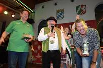 Der Bierkönig (Mitte) macht einen Witz, und Peter Wackel (rechts) amüsiert sich köstlich. Auch Stadtbürgermeister Marc Muchow im