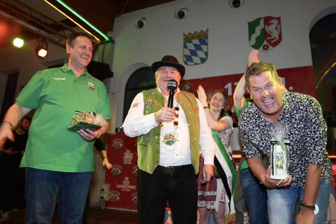 Der Bierkönig (Mitte) macht einen Witz, und Peter Wackel (rechts) amüsiert sich köstlich. Auch Stadtbürgermeister Marc Muchow im