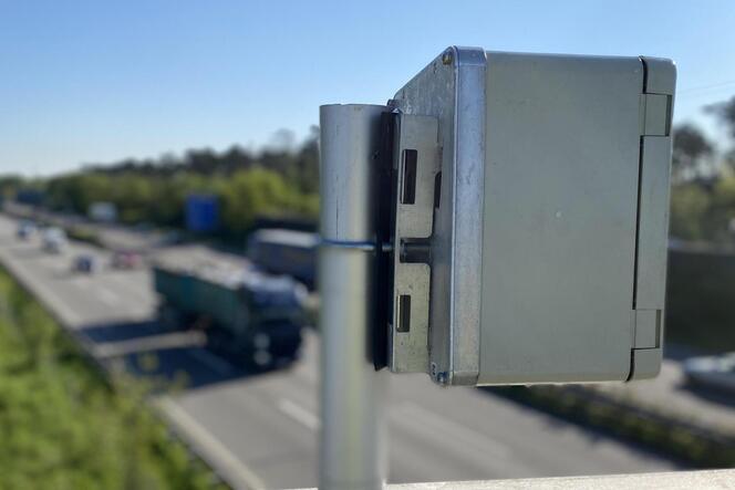 Messstelle: Kasten mit Videosystem auf einer Brücke über die B9 bei Speyer.