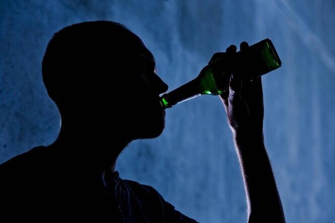 Trinkgewohnheiten schleichen sich oft unbemerkt ein. Wenn die Flasche Bier am Abend normal geworden ist, wird es kritisch.