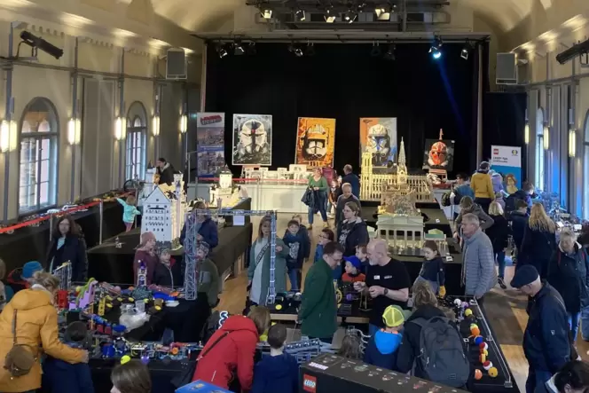 Schon am ersten Tag kamen rund 700 Besucher und Lego-Bauer ins Alte Kaufhaus.