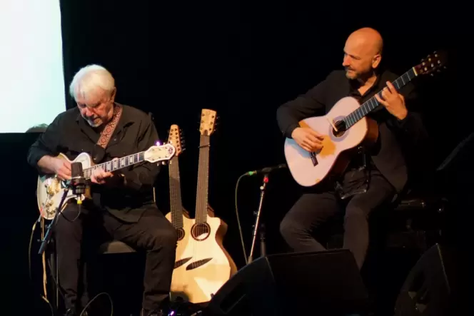 Die beiden Herren des Quartetts: Gitarrist Claus Boesser-Ferrari mit dem Kollege n Johannes Tonio Kreusch.