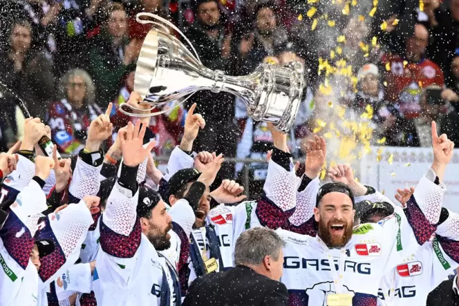 Die Eisbären Berlin feiern die deutsche Eishockey-Meisterschaft.