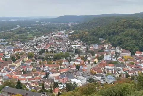 Blick vom Bismarckturm auf die Sickingenstadt: In Landstuhl gibt es bei der Wahl des Stadtbürgermeisters ein Duell zwischen zwei