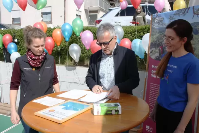 Beim Schulfest unterzeichneten Friedericke Weber, Direktorin des Biosphärenreservates, Michael Zwick, Bürgermeister der VG Dahne