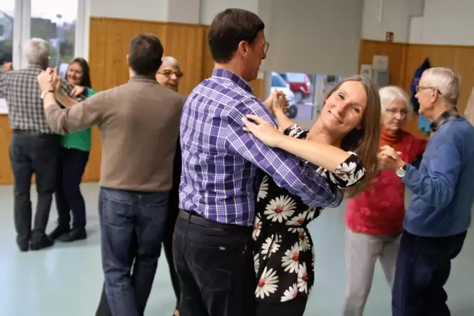 Hat ihr Hobby zum Beruf gemacht: Tanzlehrerin Corinna Bettinger. Mit ihrem Tanzpartner Michael Brand zeigt sie der Freitagsgrupp
