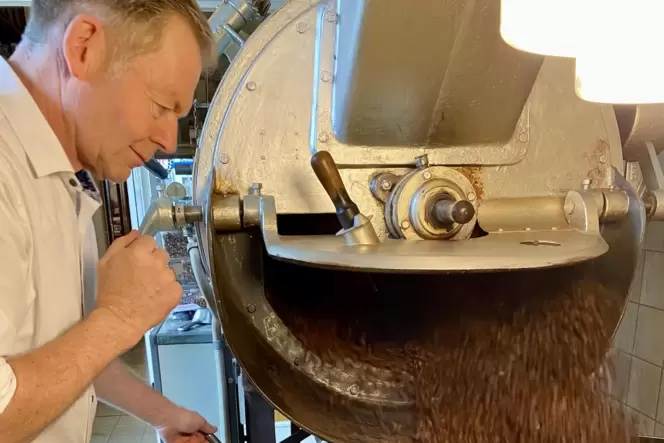 Der Duft der großen weiten Kaffeewelt: Mohrbacher-Co-Chef Jörg Bischof öffnet die Rösttrommel.