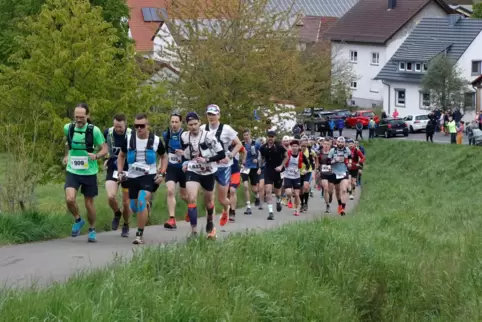 Die Teilnehmer des Donnersberg-Trails kurz nach dem Start im Imsbach. 