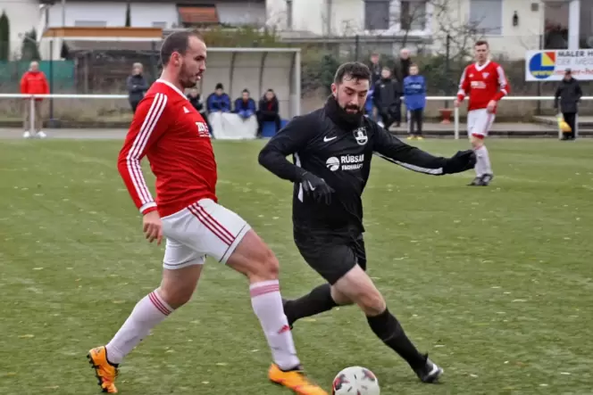 Joe McCarty (links) 2019 im Dress des SV Weisenheim. Heute spielt er für Birkenheide.