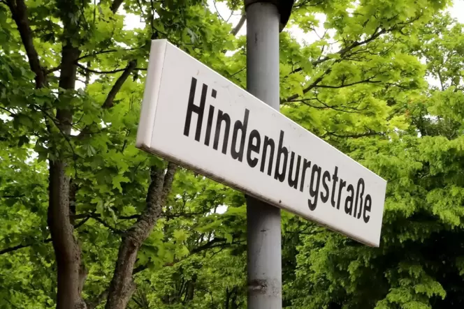 Ein Auslaufmodell: die Hindenburgstraße. Zusatzschilder werden erläutern, warum die alten Namen durch neue ersetzt werden. Auch