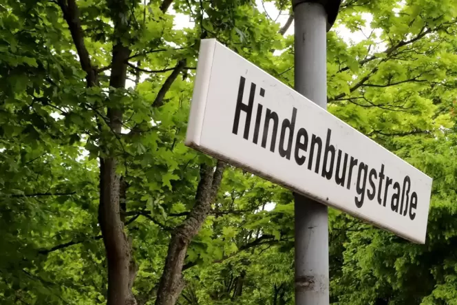 Ein Auslaufmodell: die Hindenburgstraße. Zusatzschilder werden erläutern, warum die alten Namen durch neue ersetzt werden. Auch