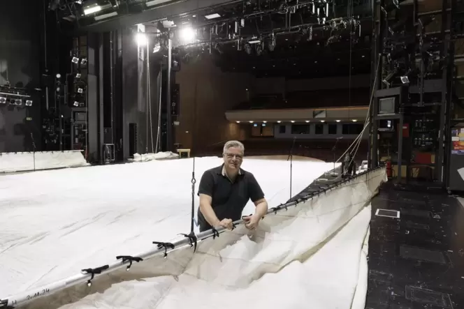 Moby Dick ist die erste klimaneutrale Produktion am Pfalztheater. Das Segel wurde nicht neu angeschafft, sondern es wird wieder