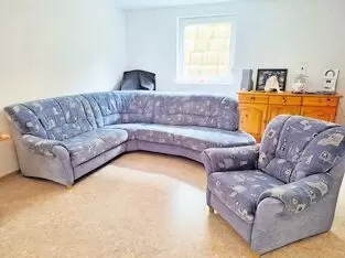 und Sessel abzugeben. Die Couch ist stoffbezogen und kann in 3 Teile zerlegt werden. Sitzflächen weisen leichte Gebrauchsspuren