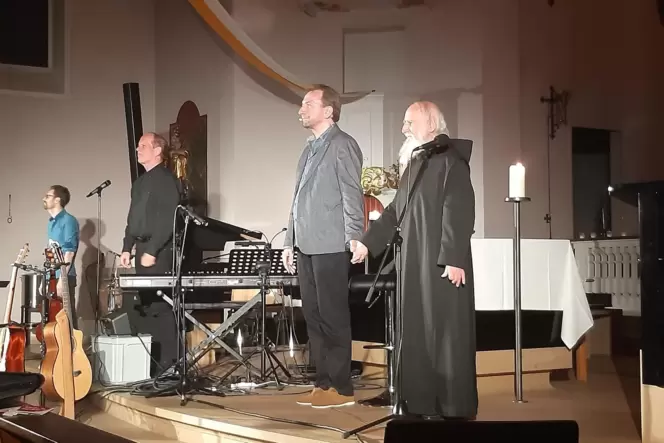 in Lambrecht: Pater Anselm Grün, Clemens Bittlinger, der Schweizer Pianist David Plüss und David Kandert an Drumset und Percussi