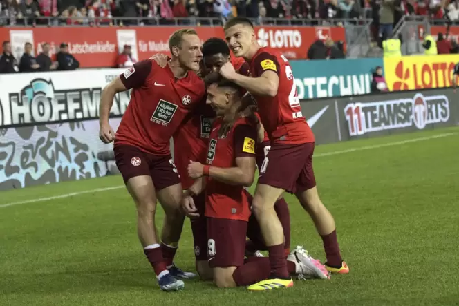 Zum Niederknien: Daniel Hanslik hat soeben das 2:0 für den FCK erzielt.