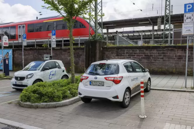 Am Hauptbahnhof stehen Stadtmobile und Emil nebeneinander.