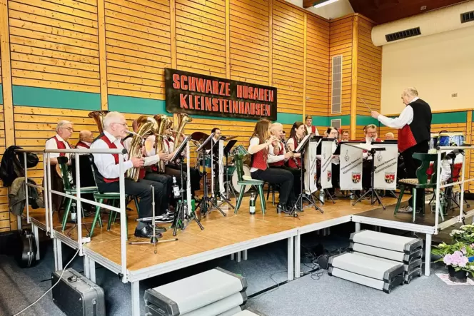 Imposant: das Blasorchester Schwarze Husaren unter der Leitung von Erich Gingrich.