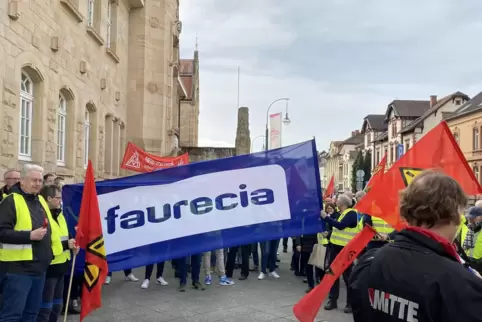 Die Warnstreiks zeigten Wirkung: Faurecia zahlt 34 Millionen Euro für einen Sozialplan. Unser Foto zeigt eine Protestdemo in Lan