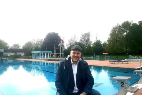 Bürgermeister Felix Leidecker freut sich auf die neue Schwimmbadsaison und auf selbst gemachtes Schwimmbad-Eis. 