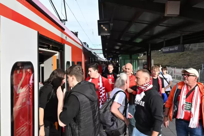Normalerweise reisen viele FCK-Fans mit der Bahn zu Spielen auf dem Betzenberg an. Am 19. Mai ist das nicht möglich.