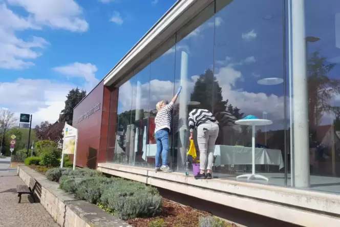 Erst vor knapp zwei Wochen hatten Landfrauen Hetze von der Glasfassade der Obrigheimer Veranstaltungshalle Rosengarten geschrubb
